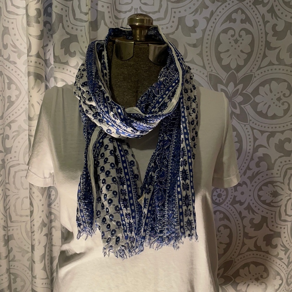 American Eagle Outfitters scarf